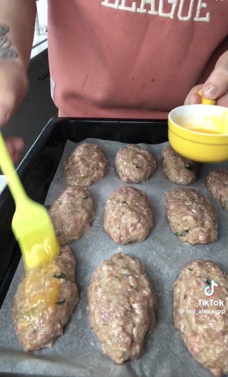 Смажити не потрібно: як приготувати смачні котлети по-німецьки (відео)